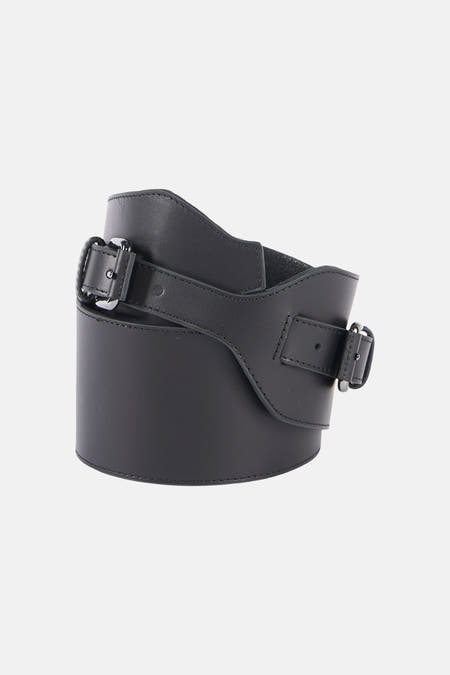 Zwarte riem van Astrid Black Label met zilverkleurige gespen en stiksels.