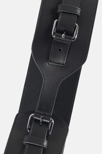 Zwarte riem van Astrid Black Label, met zilverkleurige gespen en stiksels.