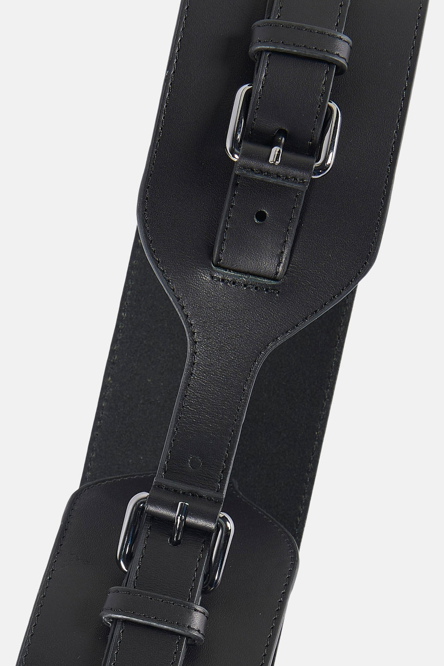 Zwarte riem van Astrid Black Label, met zilverkleurige gespen en stiksels.