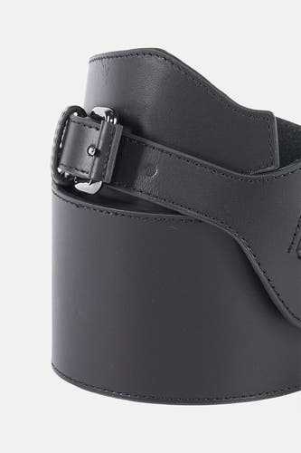 Ceinture noire Astrid Black Label, avec une boucle argentée et des surpiqûres.