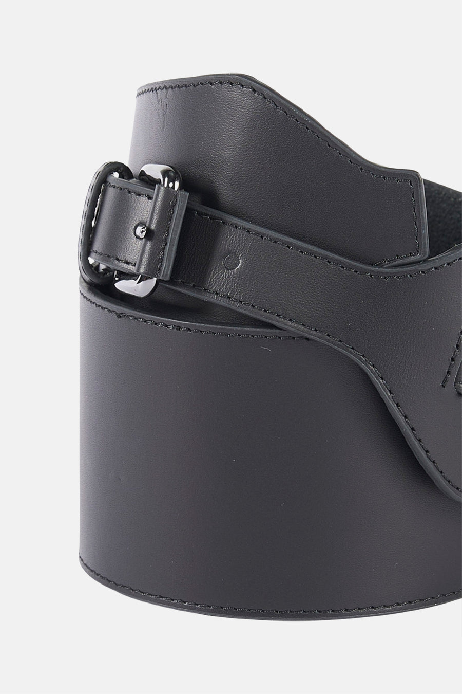 Ceinture noire Astrid Black Label, avec une boucle argentée et des surpiqûres.