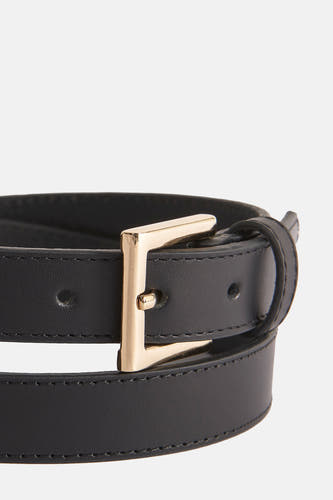 Ceinture noire d'Astrid Black Label, avec une boucle dorée et des points le long des bords.