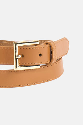 Bruine riem van Astrid Black Label met een gouden gesp, stiksels en een lichte textuur.