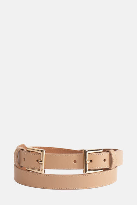 Taupe riem d'Astrid Black Label avec des fermoirs et des coutures dorés.