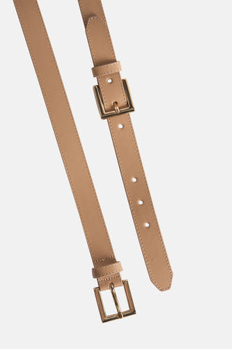 Taupe riem de Astrid Black Label, avec des boucles et des rivets dorés.