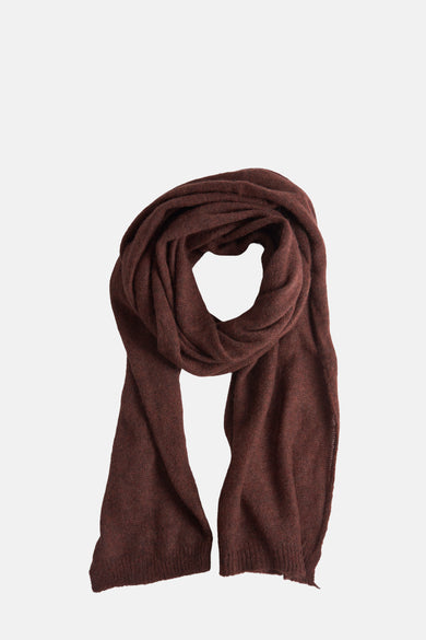 Écharpe d'hiver brun clair d'Astrid Black Label avec une texture douce et un style drapé.