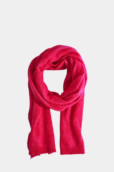 Chapeau d'hiver rose Astrid Black Label,, tré dou et et noué autour du cou.