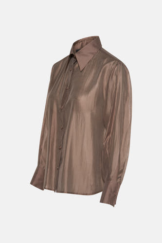 Blouse taupe à longues manches d'Astrid Black Label, avec une texture brillante et une fermeture à boutons.