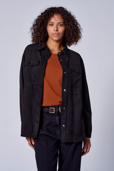 Manteau noir en imitation de Astrid Black Black Black, long man et et poches.