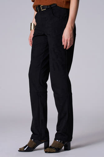 Pantalon noir d'Astrid Black Label avec un motif subtil et une bague d'or.