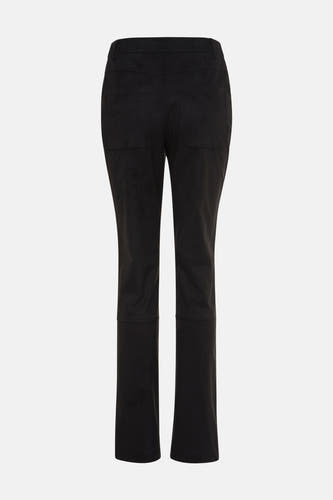 Pantalon noir d'Astrid Black Label, avec des poches arrière et une jambe droite, vu de derrière.