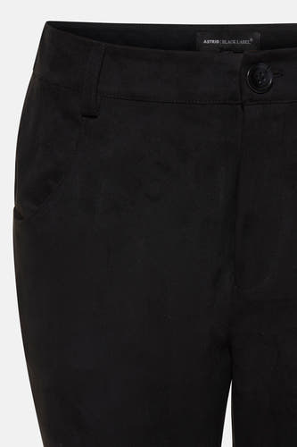 Pantalon noir d'Astrid Black Label, avec une poche et un nœud.