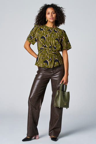 Blouse verte de Astrid Black Label, avec un motif abstrait noir et rose. Manches courtes.
