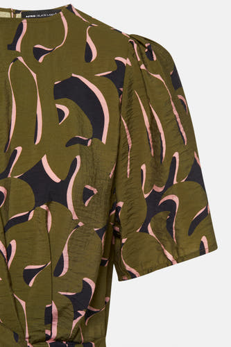 Blouse verte de Astrid Black Label, avec un motif abstrait rose et noir et des manches courtes.