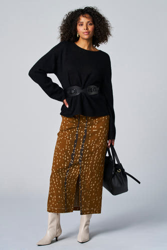 Jupe brune Astrid Black Label, avec un motif à carreaux beige, associée à une veste noire, une ceinture et des bottes crème.