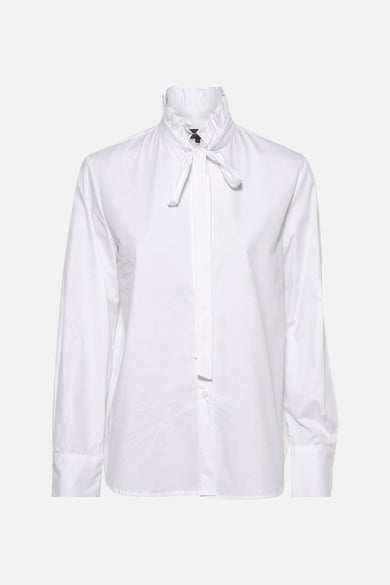 Blouse blanche à longues manches d'Astrid Black Label, avec un col montant et des détails de côtes.