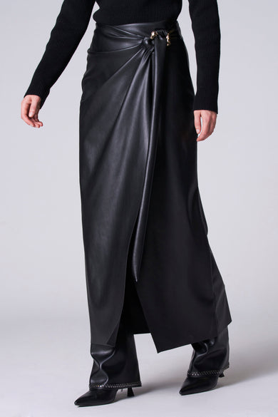 Zwarte rok van Astrid Black Label, gewikkeld model met een gouden gesp en een split aan de voorkant.