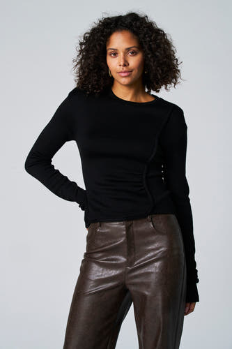 T-shirt noir à manches longues d'Astrid Black Label, avec des détails pliés sur les côtés.