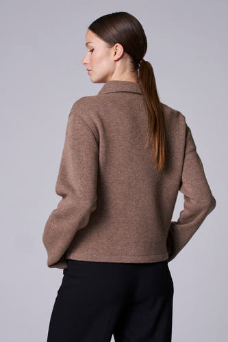 Manteau V couleur taupe d'Astrid Black Label, avec des manches longues et une fine texture côtelée.