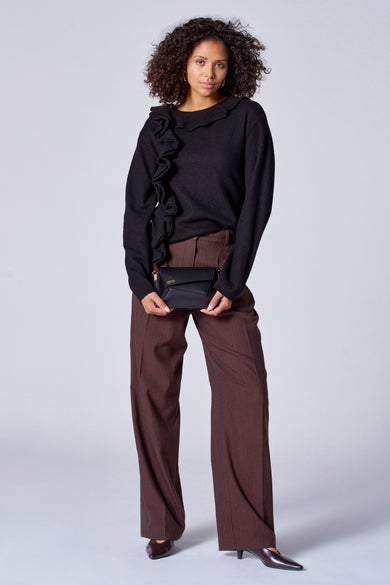 Pantalon de costume brun Astrid Black Label, avec des pinces larges et associé à une chemise noire et des chaussures à lacets.