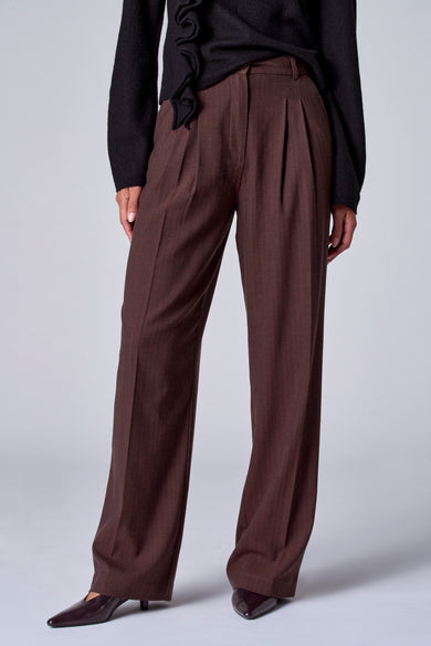 Pantalon de costume brun Astrid Black Label, avec un motif subtil de craie et des jambes larges.