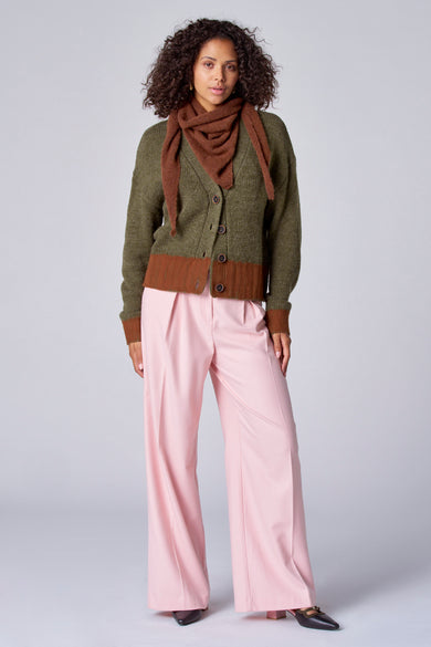 T-shirt V-hals vert de Astrid Black Black Label avec avec unal ja et et et pantalon large rose.
