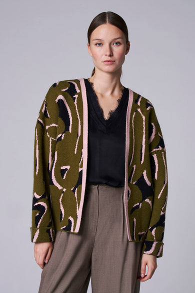 Manteau court vert de Astrid Black Label avec un motif abstrait en rose et en noir.