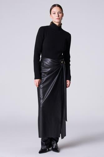 Pull-over noir avec col montant d'Astrid Black Label, doté de détails dorés le la ligne du col.
