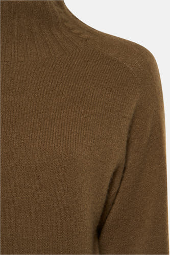 T-shirt vert avec col montant d'Astrid Black Label, en une texture fine tr