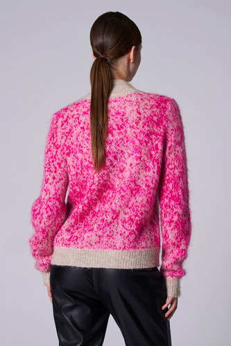 T-shirt à col montant rose Astridid Black Label, un un un uné et porté avec une pantalon noir.