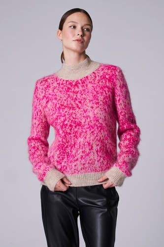Gilet rose Astrid Black Label avec un motif imprimé et une douce texture.