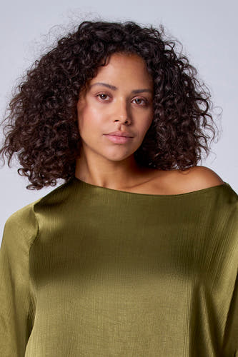 Blouse verte avec manches courtes d'Astrid Black Label, avec une texture brillante et un col en V.