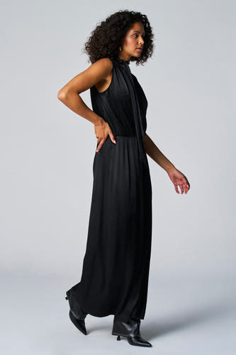 Robe sans manches noire d'Astrid Black Label, avec une coupe décontractée et un col haut fermé par un cordon.