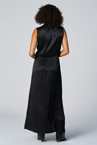 Robe sans manches noire d'Astrid Black Label, avec une texture lisse et une longue coupe droite.