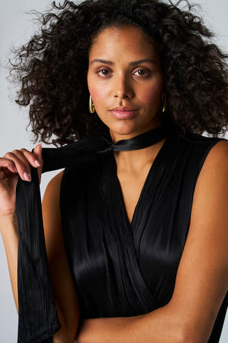 Robe sans manches noire d'Astrid Black Label avec une texture plissée et un voile de soie.