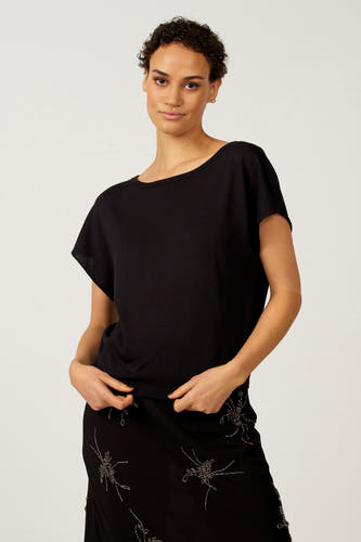 Zwarte trui met ronde hals van Astrid Black Label, met korte mouwen en een rok met decoratieve details.
