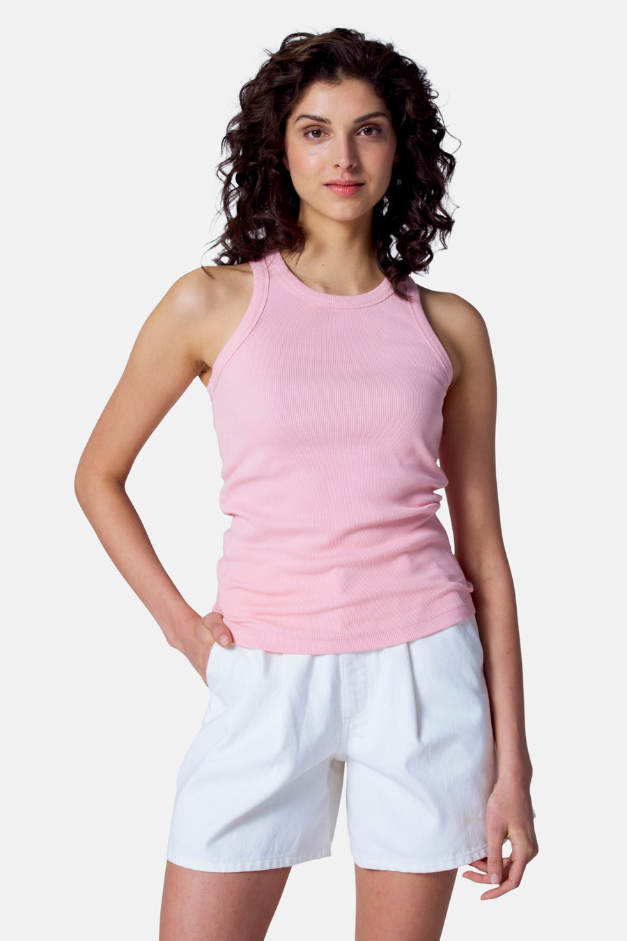 Roze singlet van Astrid Black Label, gedragen met witte shorts, met een geribbelde textuur.
