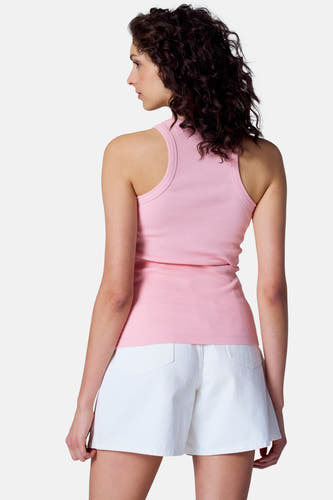Roze singlet van Astrid Black Label, met een ribgebreide textuur en witte shorts.
