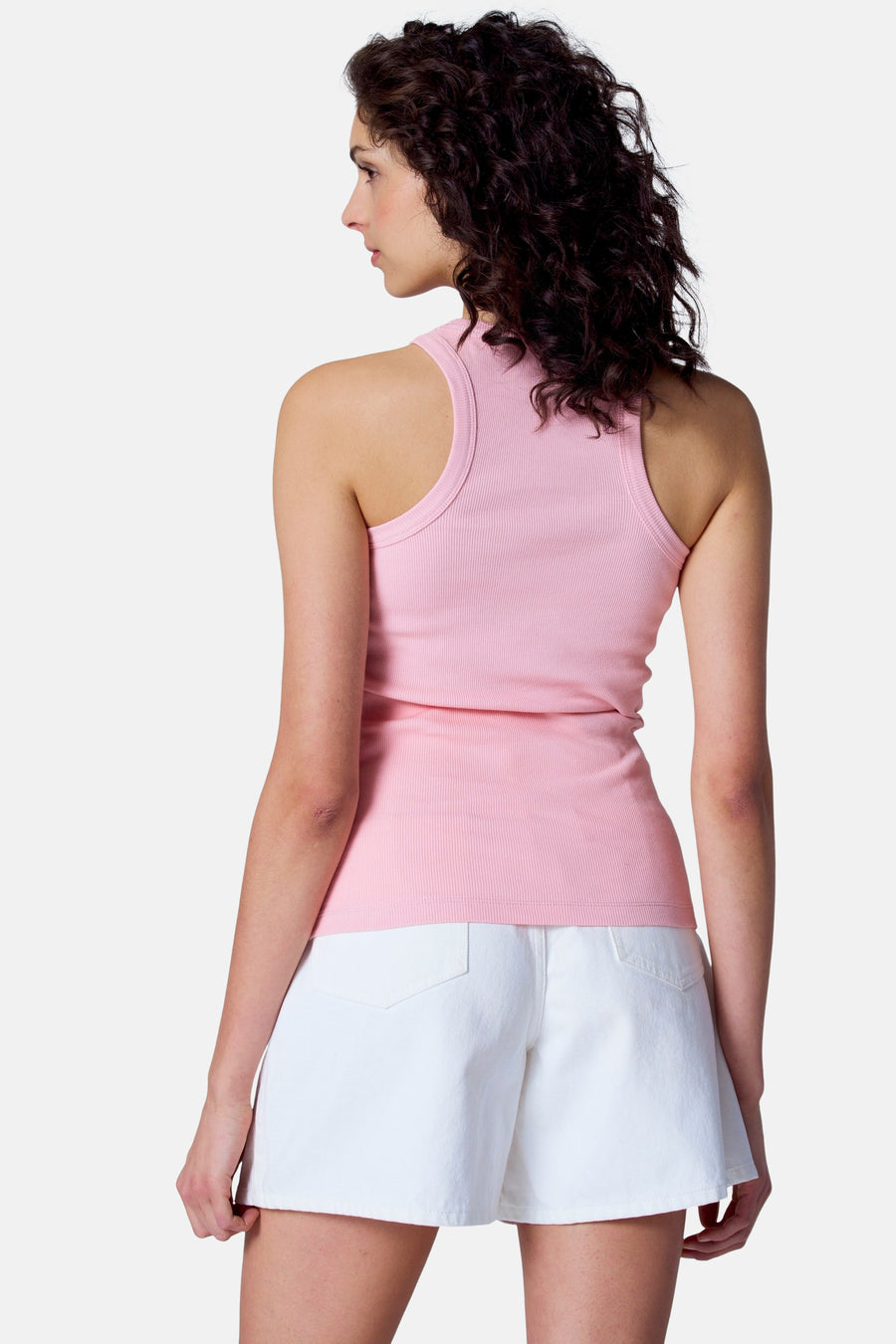 Roze singlet van Astrid Black Label, met een ribgebreide textuur en witte shorts.
