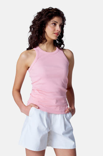 Roze singlet van Astrid Black Label, met een ribgebreide textuur en gecombineerd met een witte short.
