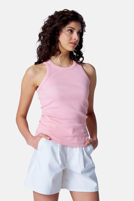 Roze singlet van Astrid Black Label, met een ribgebreide textuur en gecombineerd met een witte short.
