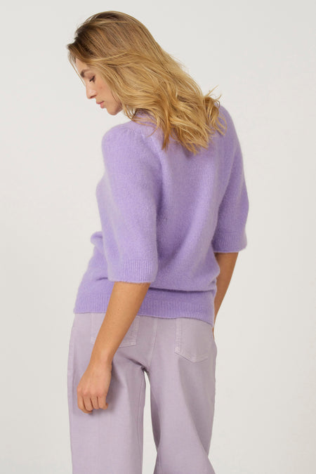 Paarse trui en pantalon.