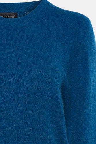 T-shirt bleu avec col rond d'Astrid Black Label, gros plan de la douce texture.
