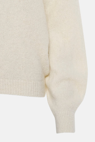 Ivoorwitte gebreide trui met lange mouwen.
