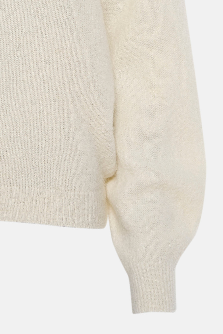 Ivoorwitte gebreide trui met lange mouwen.
