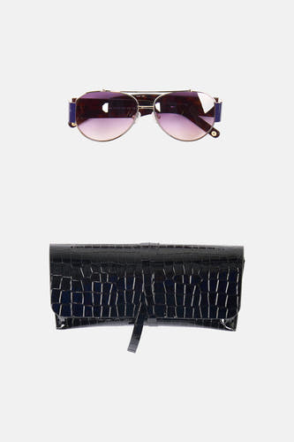 Lunettes de soleil violettes Astrid Black Label avec une monture dorée et des détails bleus sur les côtés.