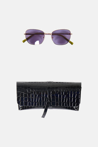 Lunettes de soleil violettes Astrid Black Label, avec une monture dorée et des branches vertes, accompagnées d'un étui à lunettes noir effet crocodile.