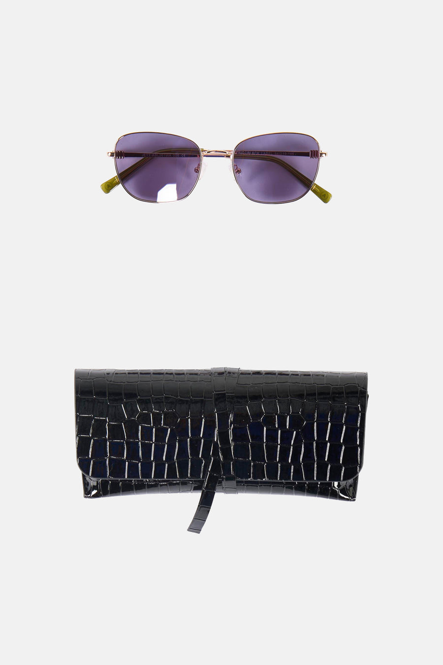 Lunettes de soleil violettes Astrid Black Label, avec une monture dorée et des branches vertes, accompagnées d'un étui à lunettes noir effet crocodile.