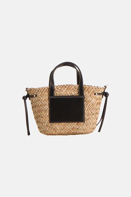 Beige schoudertas van Astrid Black Label met zwarte details en gevlochten textuur.