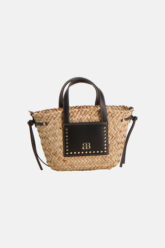 Sac à bandoulière beige Astrid Black Label avec accents en cuir, clous et texture tressée.